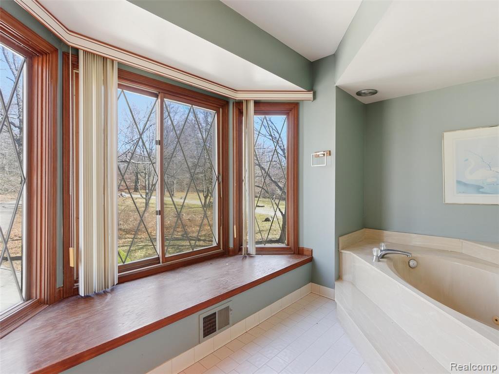 6400 Bridle Lane, Highland, MI 48356 — Photo 26