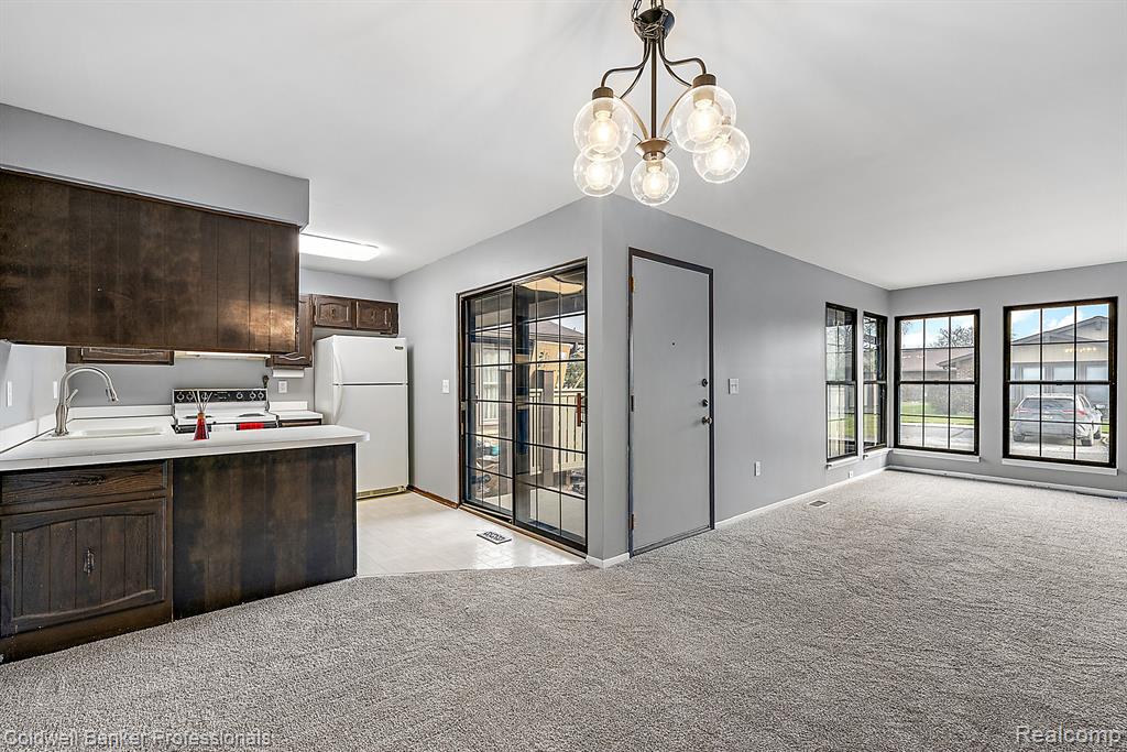 2685 ROUNDTREE Drive, Troy, MI 48083 — Photo 10