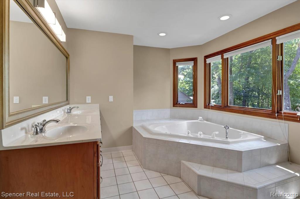 10145 Creekwood Trail, Davisburg, MI 48350 — Photo 17