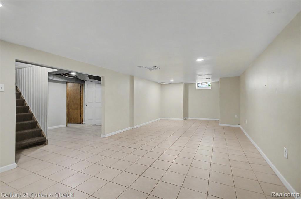 8212 GLENGARY Street, Dearborn Heights, MI 48127 — Photo 10