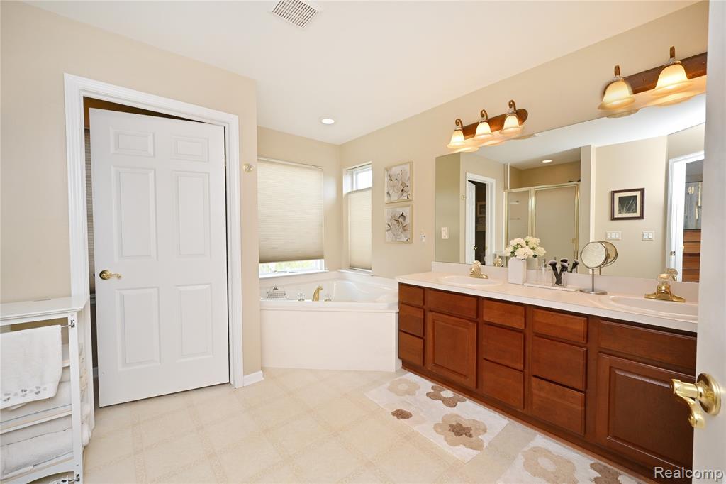 57813 Cider Mill Drive, New Hudson, MI 48165 — Photo 24