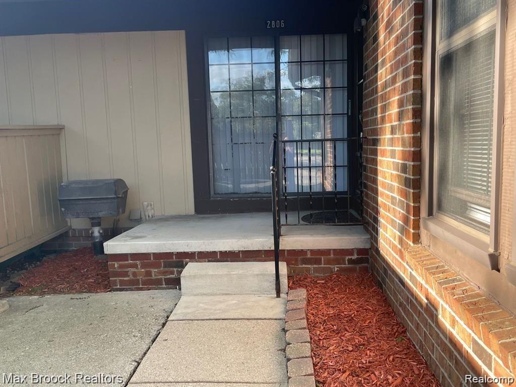 2806 ROUNDTREE Drive, Troy, MI 48083 — Photo 16