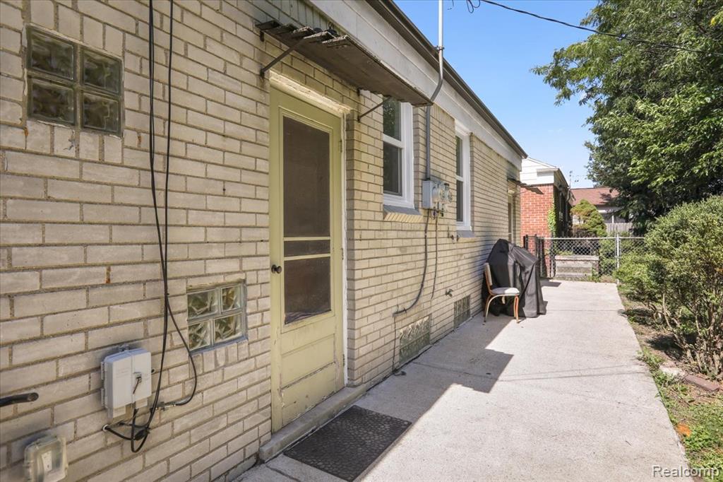20871 Van Antwerp Street, Harper Woods, MI 48225 — Photo 26