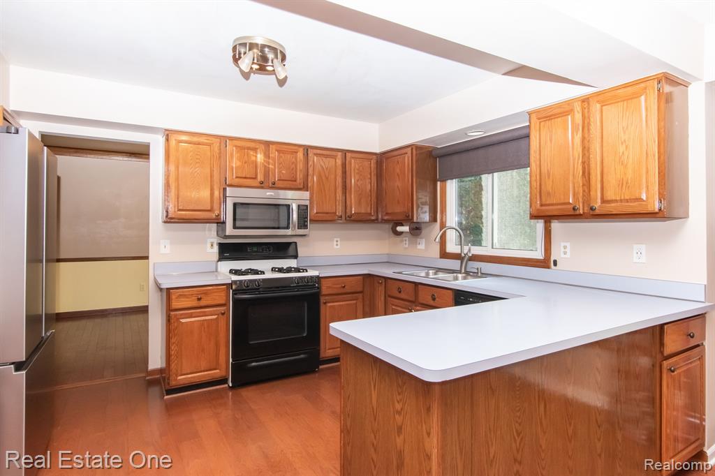 5201 CROWFOOT Drive, Troy, MI 48085 — Photo 16