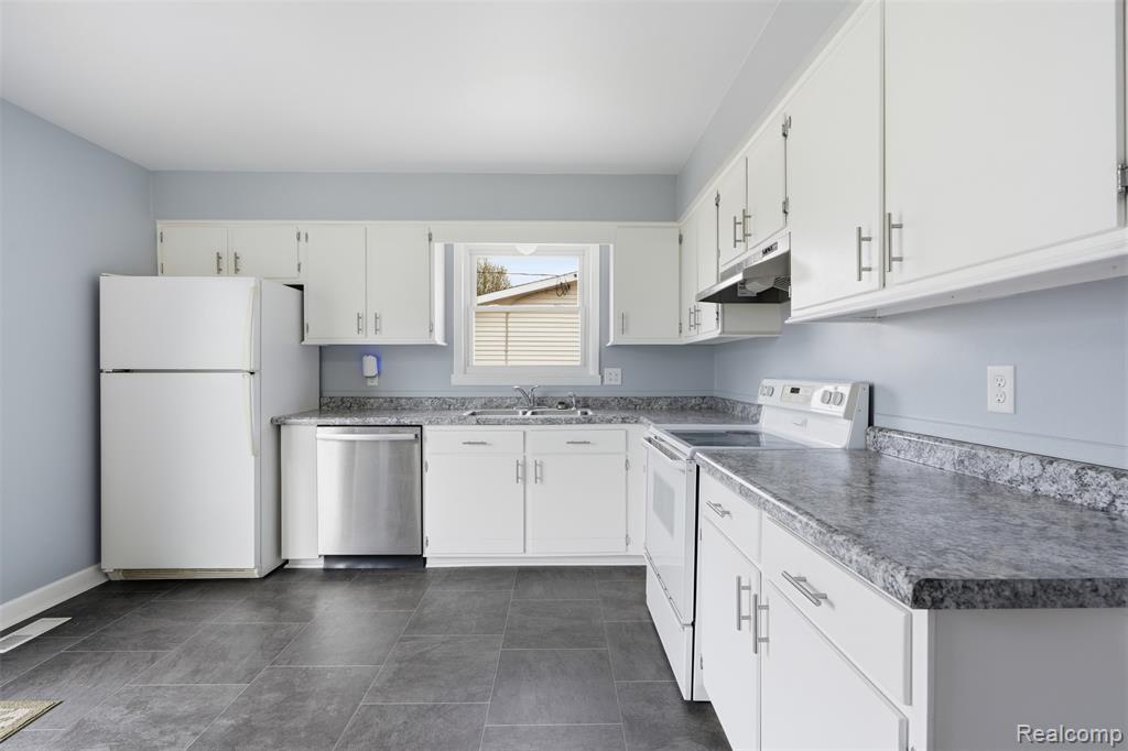 5208 Don Shenk Drive, Swartz Creek, MI 48473 — Photo 14