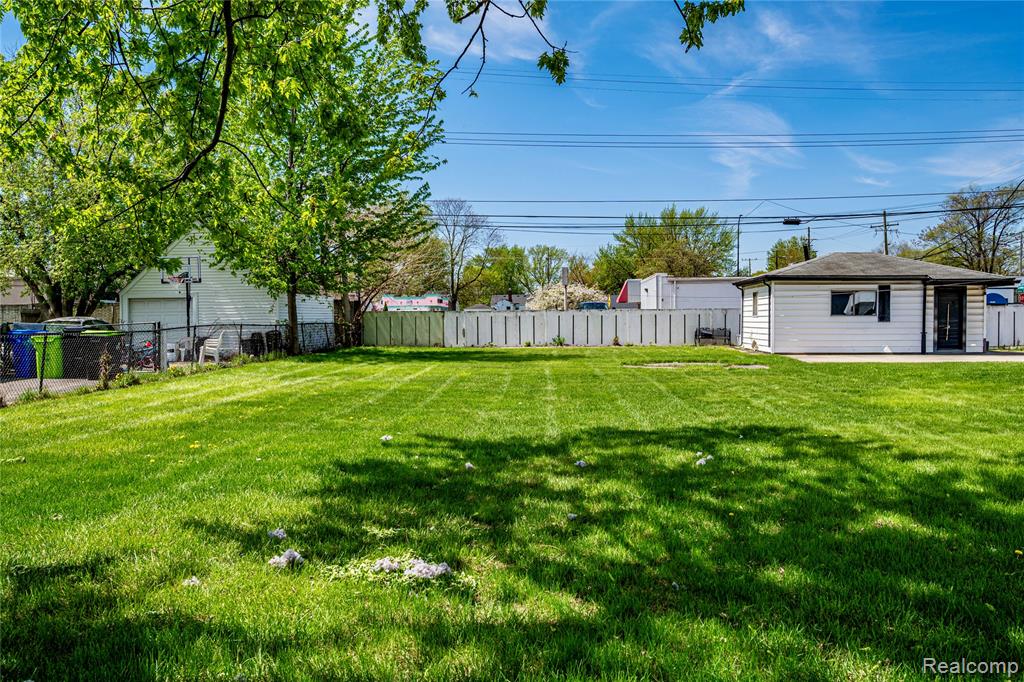 26155 Groveland Street, Madison Heights, MI 48071 — Photo 22