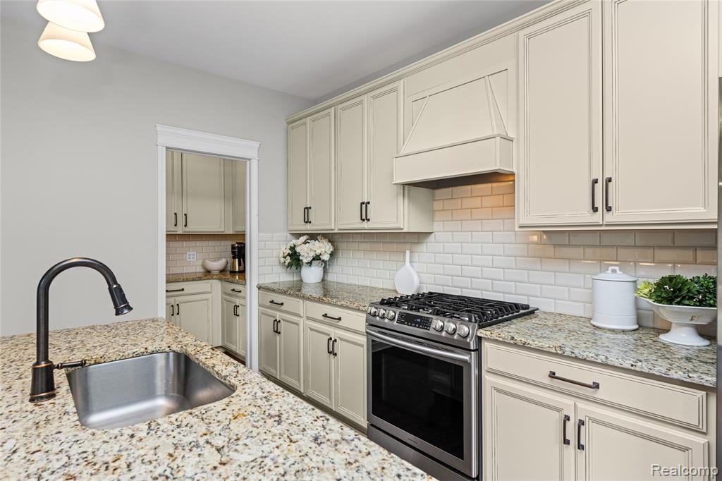 730 Leon Road, Walled Lake, MI 48390 — Photo 16