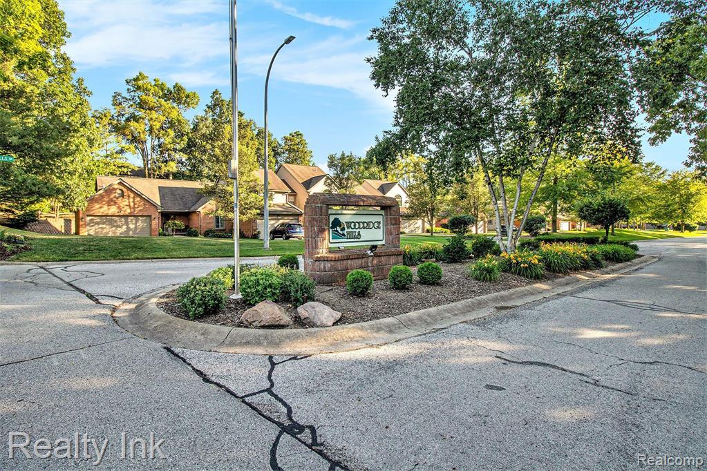 808 MAPLEWOOD CT, Brighton, MI 48116 — Photo 2