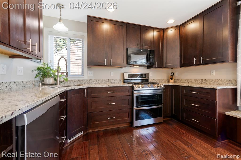 1963 Beverly Street, Sylvan Lake, MI 48320 — Photo 20