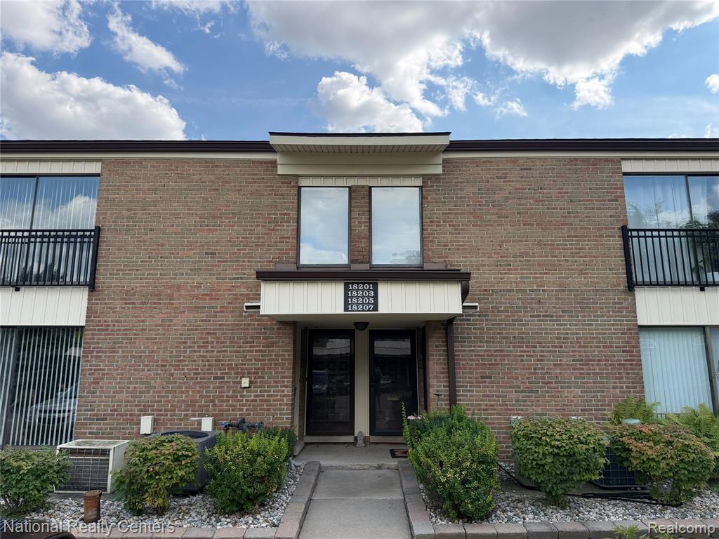 18207 University Park Drive, Livonia, MI 48152
