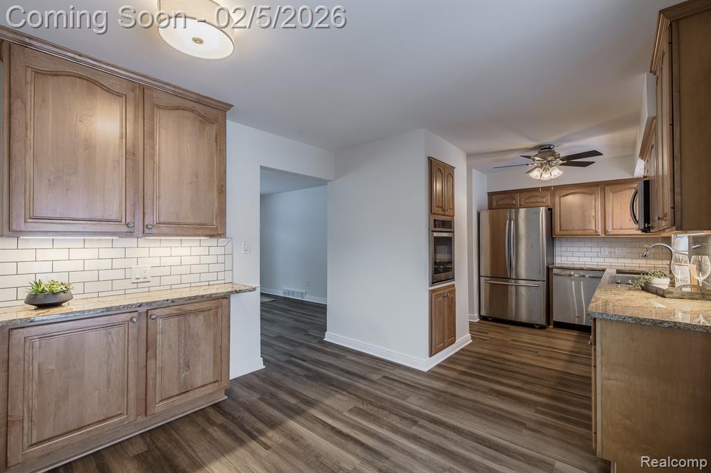 21123 Laurelwood Street, Farmington, MI 48336 — Photo 15