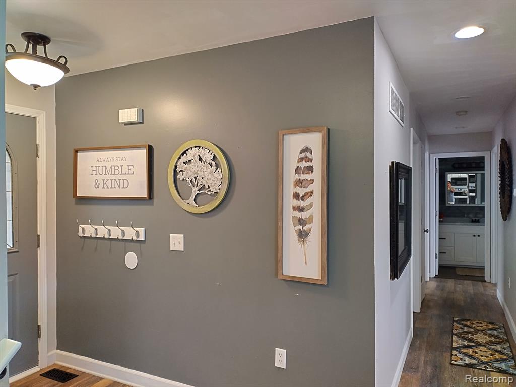 7484 WALNUT Drive, Goodrich Vlg, MI — Photo 6