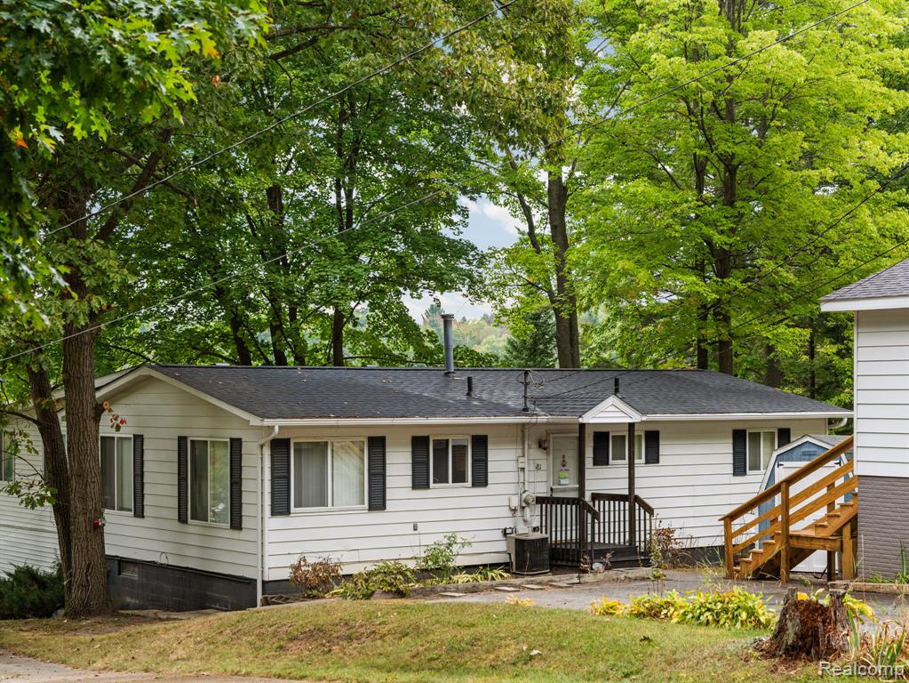 681 Lakeview Drive, Harrison, MI 48625 — Photo 2