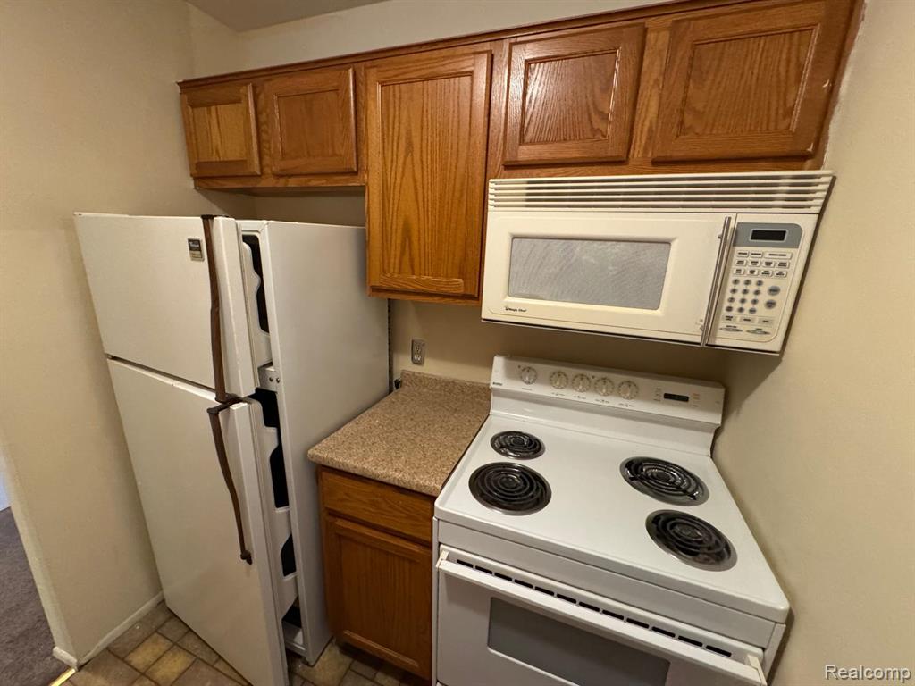587 E Fox Hills Drive, Bloomfield, MI 48304 — Photo 5