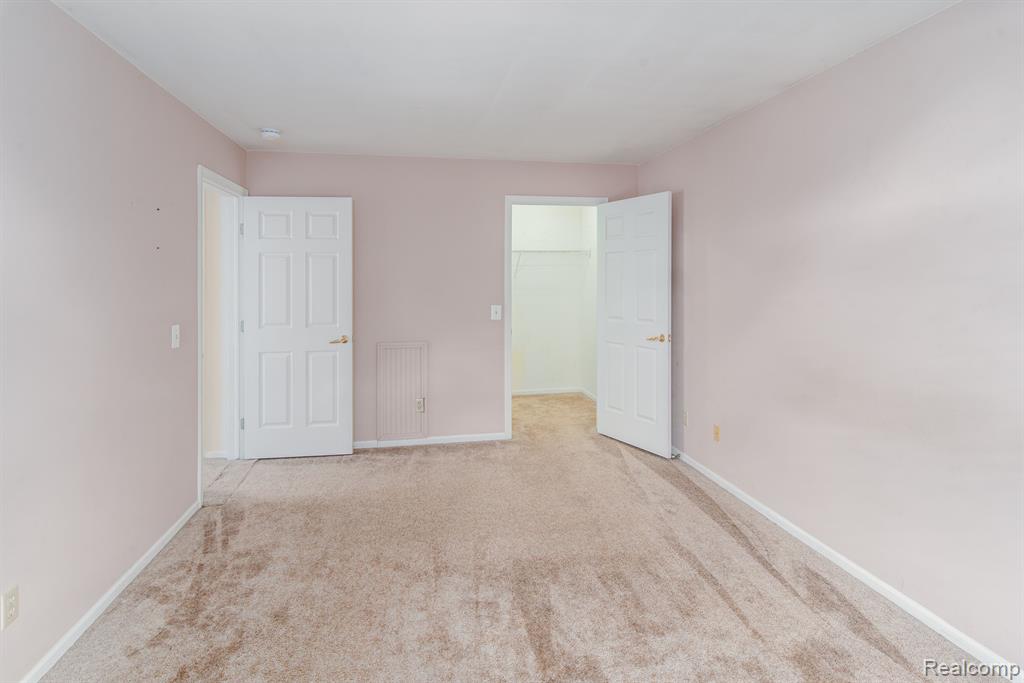 221 OAKBROOKE Drive, 5, South Lyon, MI 48178 — Photo 14