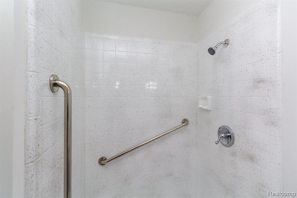 5273 HIGHLAND Road, Waterford, MI 48327 — Photo 13