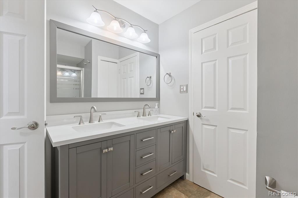 6233 Golfview Drive, Burton, MI 48509 — Photo 23
