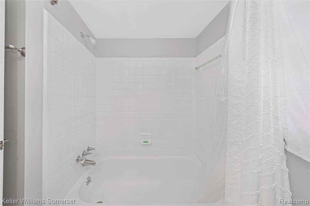 5795 LIMESTONE Drive, Troy, MI 48085 — Photo 37