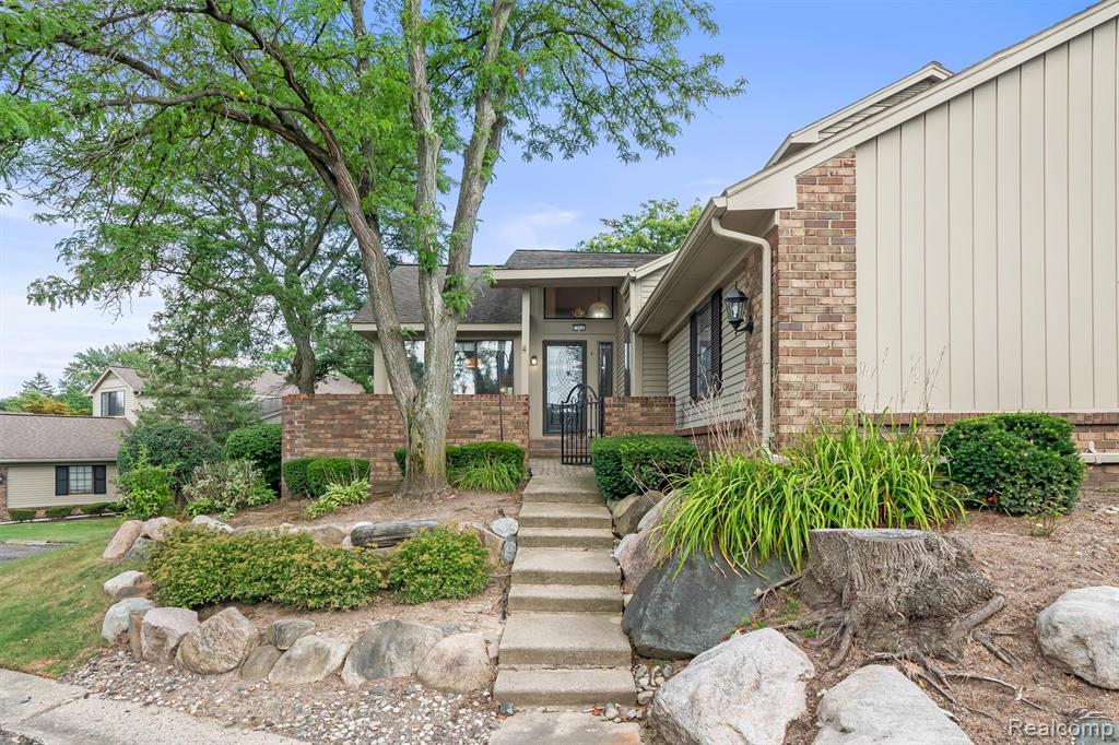 7208 Creeks Bend Drive, West Bloomfield, MI — Photo 3