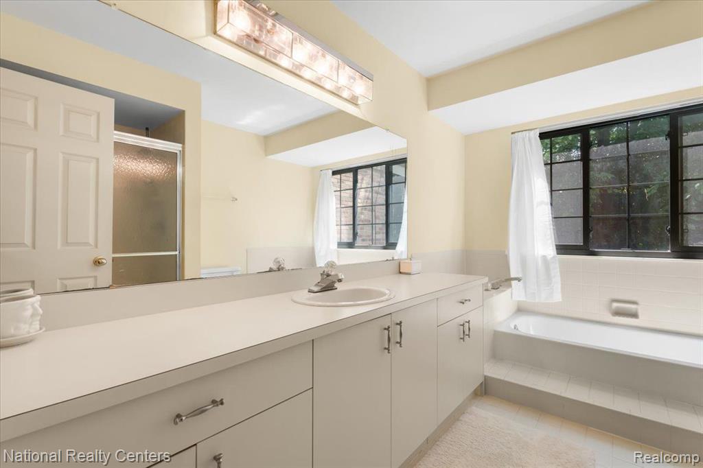 37224 BRENTWOOD Circle, Farmington Hills, MI 48331 — Photo 19