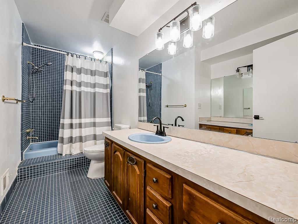 7329 Camelot Drive, West Bloomfield, MI — Photo 21