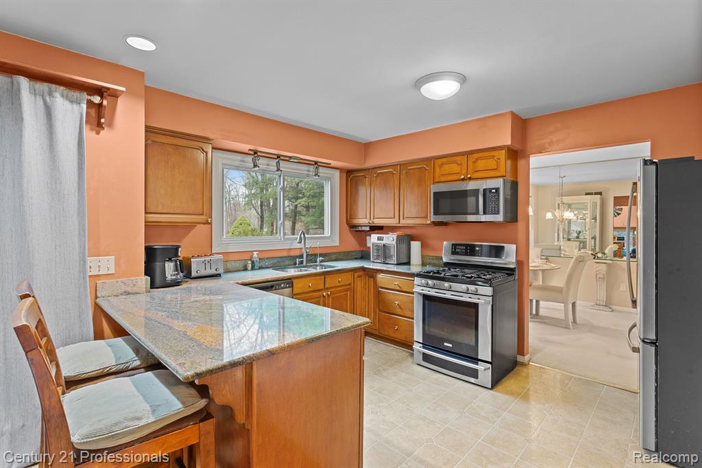 7594 Woodside Place, Waterford, MI 48327 — Photo 11