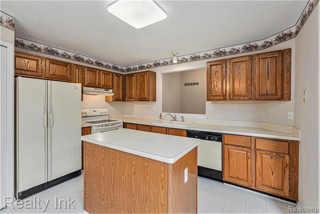 34978 WHITE PINE Trail, Farmington Hills, MI 48335 — Photo 6