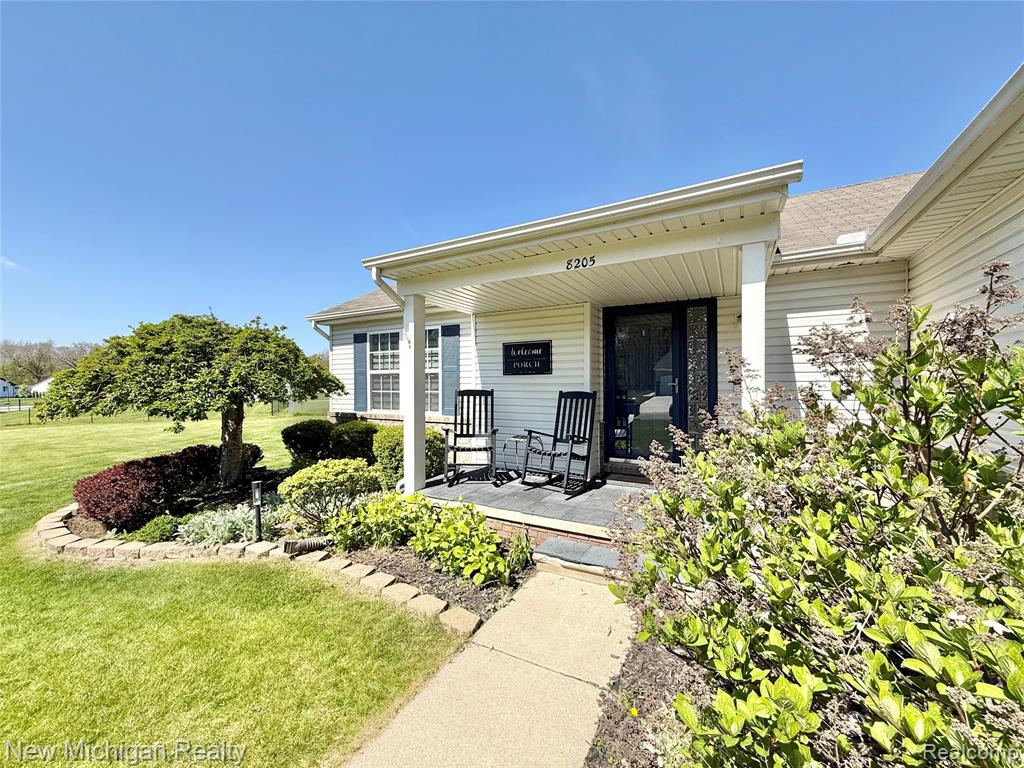 8205 Peninsula Circle, Grand Blanc, MI 48439 — Photo 2