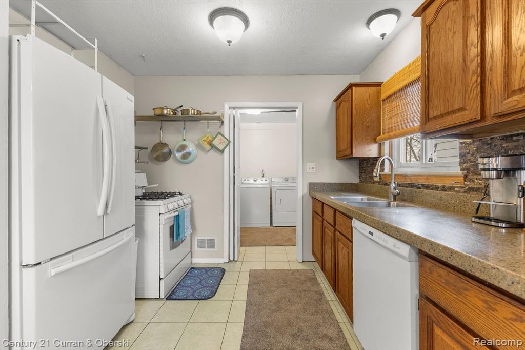 4928 RAYMOND Avenue, Dearborn Heights, MI 48125 — Photo 11