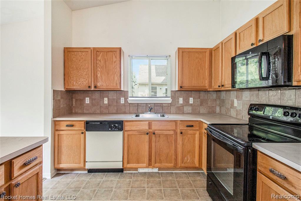 7256 MAPLELAWN Drive, Ypsilanti, MI 48197 — Photo 12