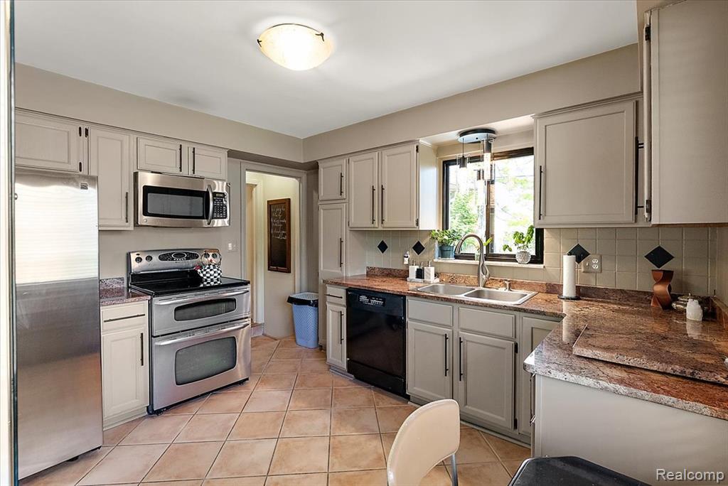 4374 Arden Place, Royal Oak, MI 48073 — Photo 16