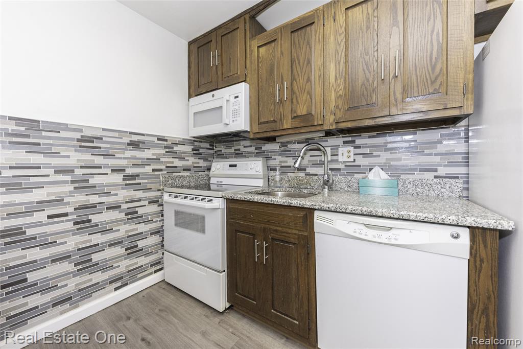 27630 W Echo Valley, 221, Farmington Hills, MI 48334 — Photo 16