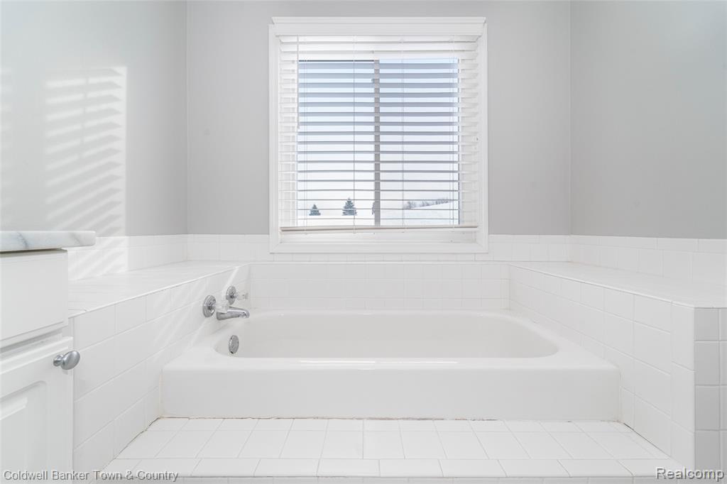 539 Dorchester Way, Milford, MI 48381 — Photo 32