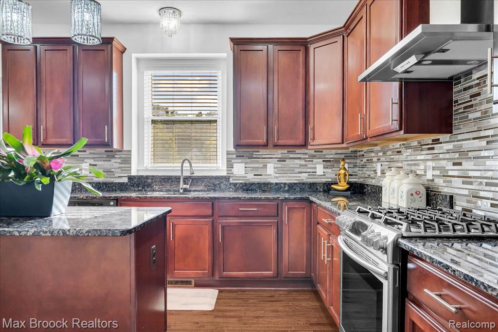 27023 Ladbroke Street, Novi, MI — Photo 12