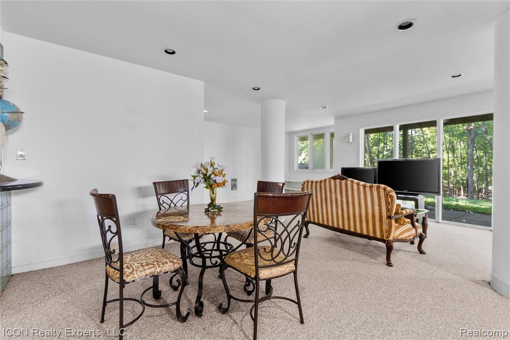5727 Royal Wood, West Bloomfield, MI — Photo 32