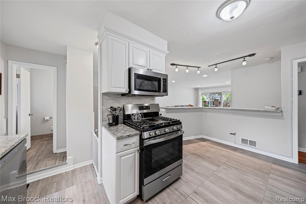 828 W Baker Avenue, Clawson, MI — Photo 17