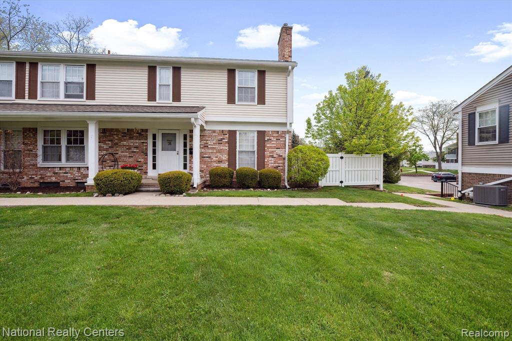 21336 E GLEN HAVEN Circle, Northville, MI 48167 — Photo 2