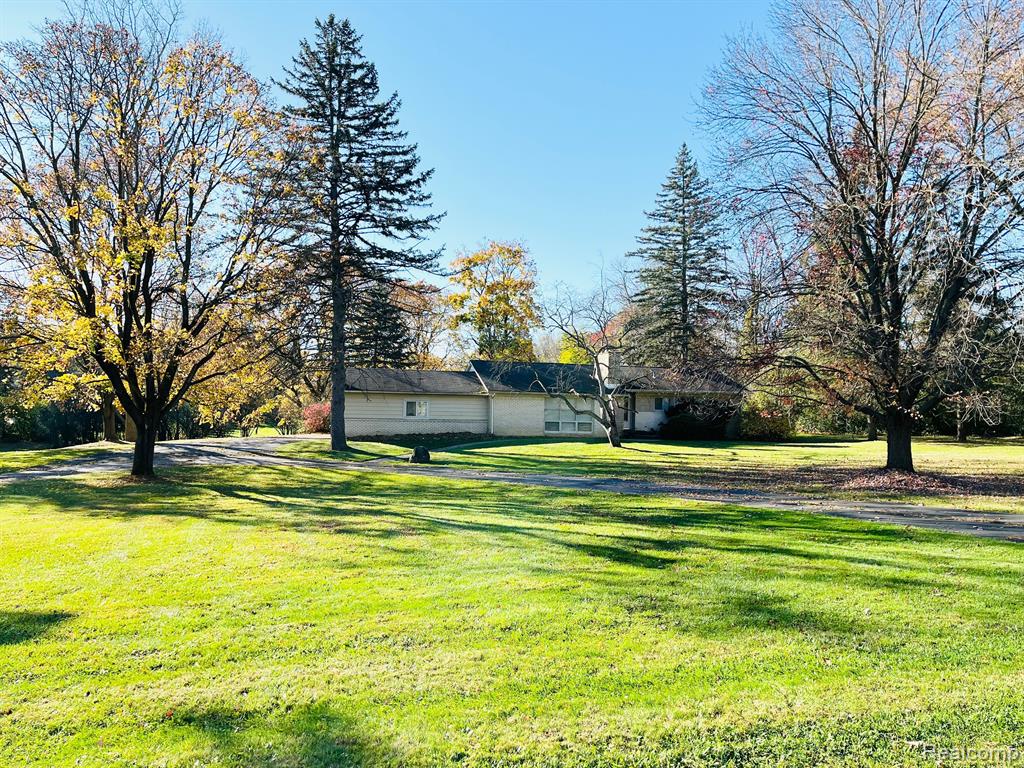 460 N EVANSDALE Drive, Bloomfield Hills, MI 48304 — front exterior