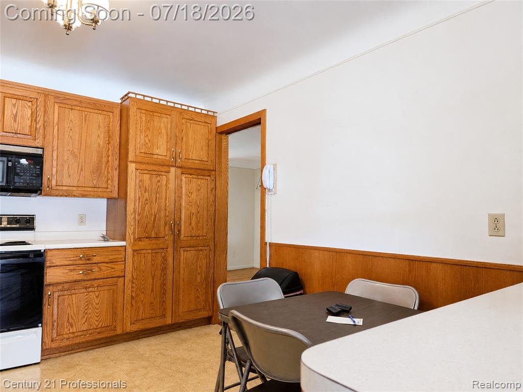 8563 Centralia Street, Dearborn Heights, MI 48127 — Photo 10