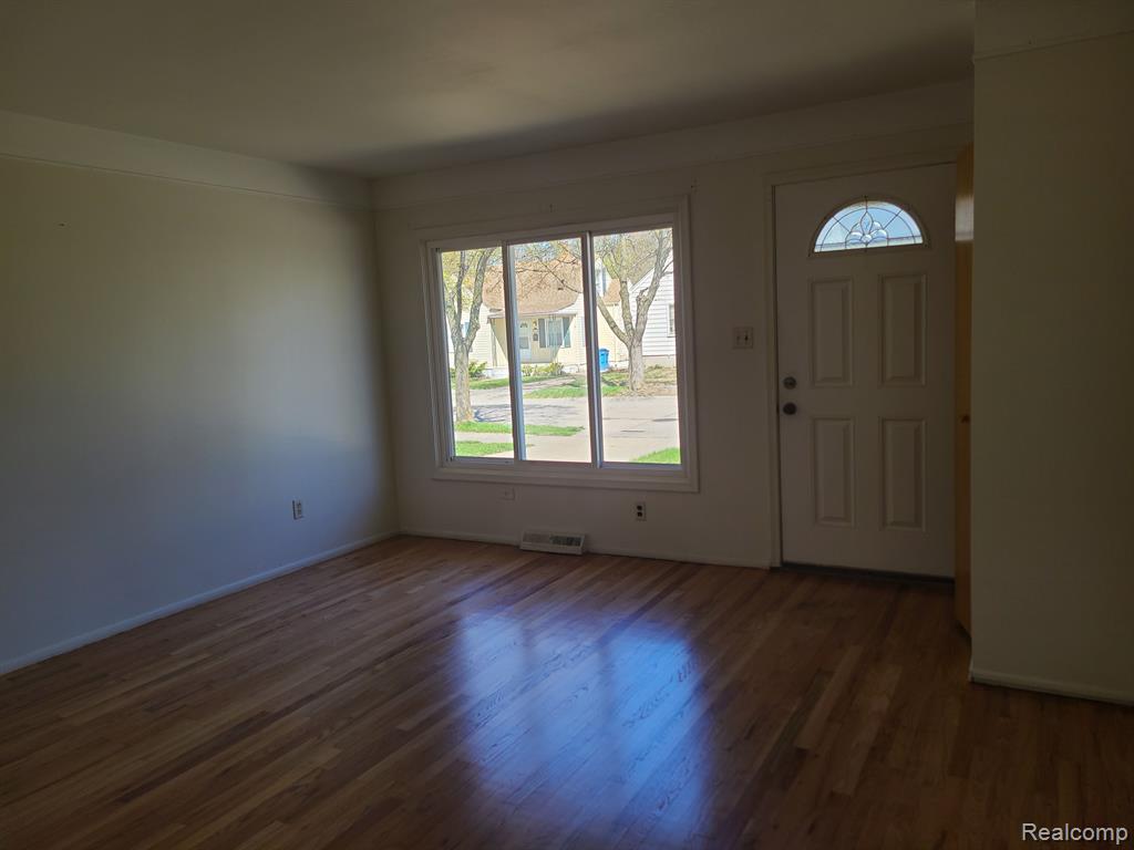 5652 WESTPOINT Street, Dearborn Heights, MI 48125 — Photo 2