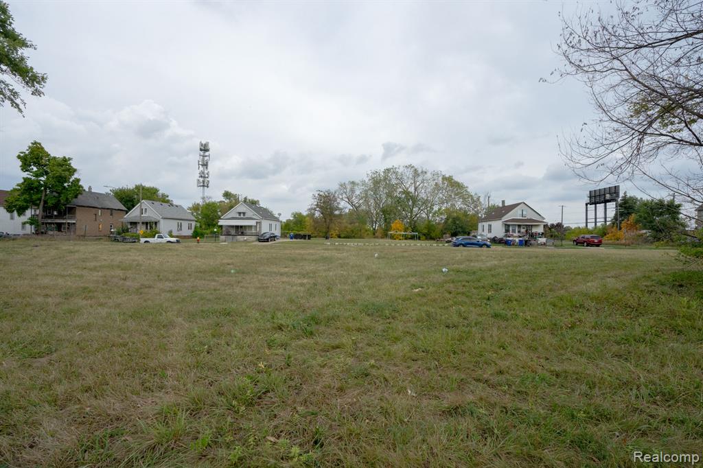 9845 Russell Street, Detroit, MI 48211 — front exterior