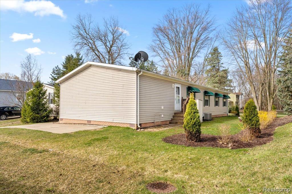 11018 WOODLAND RIDGE, South Lyon, MI 48178 — Photo 24