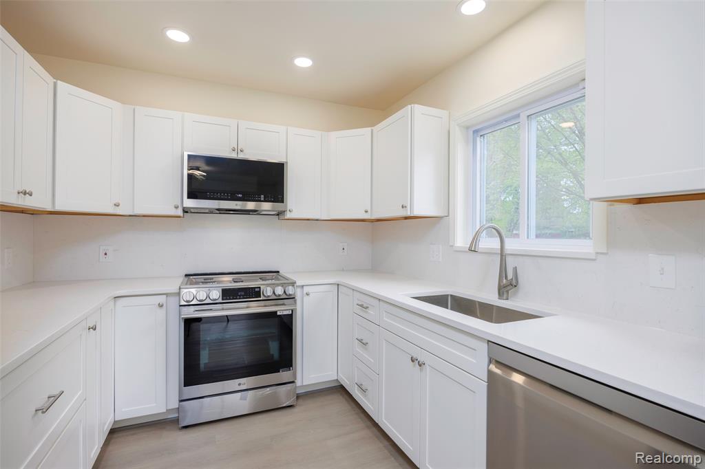 20505 Ridgemont Road, Harper Woods, MI 48225 — Photo 14