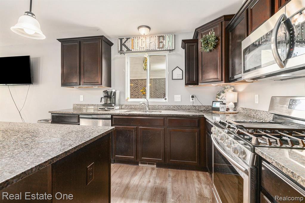 42802 N CUMBERLAND Drive, Van Buren, MI 48111 — Photo 15