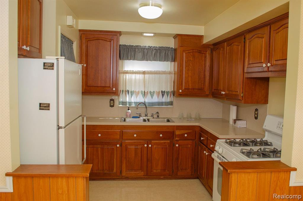 9819 WESTMORE Street, Livonia, MI 48150 — Photo 19