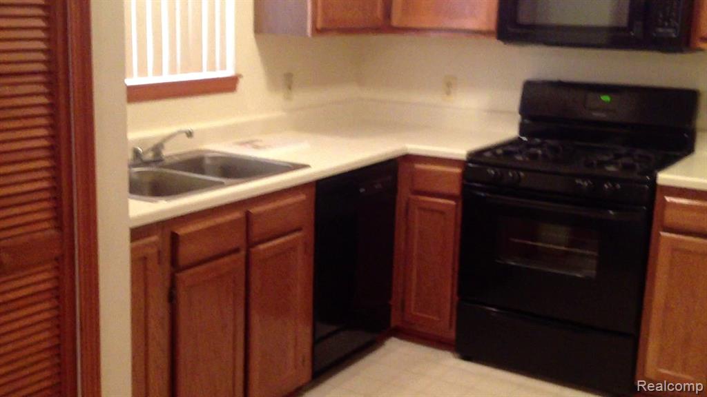 411 FORD Avenue, Wyandotte, MI 48192 — Photo 2