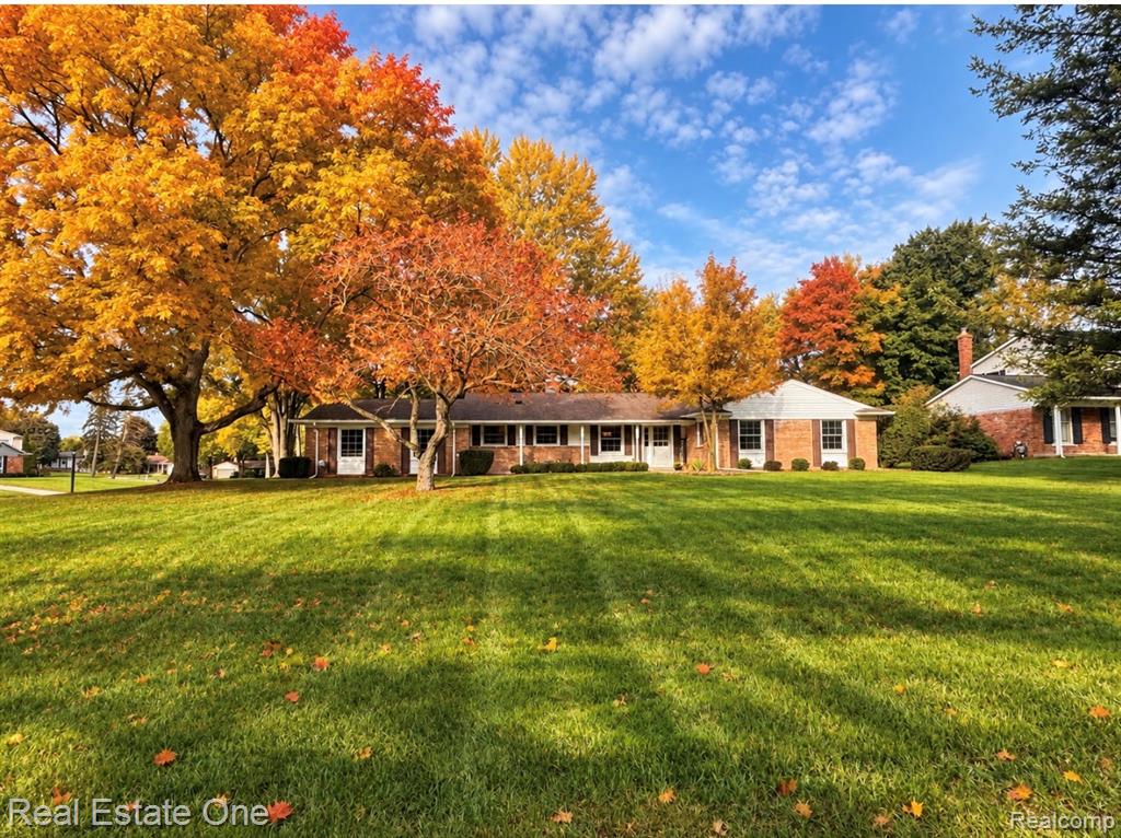 915 Ironstone Drive, Rochester Hills, MI 48309