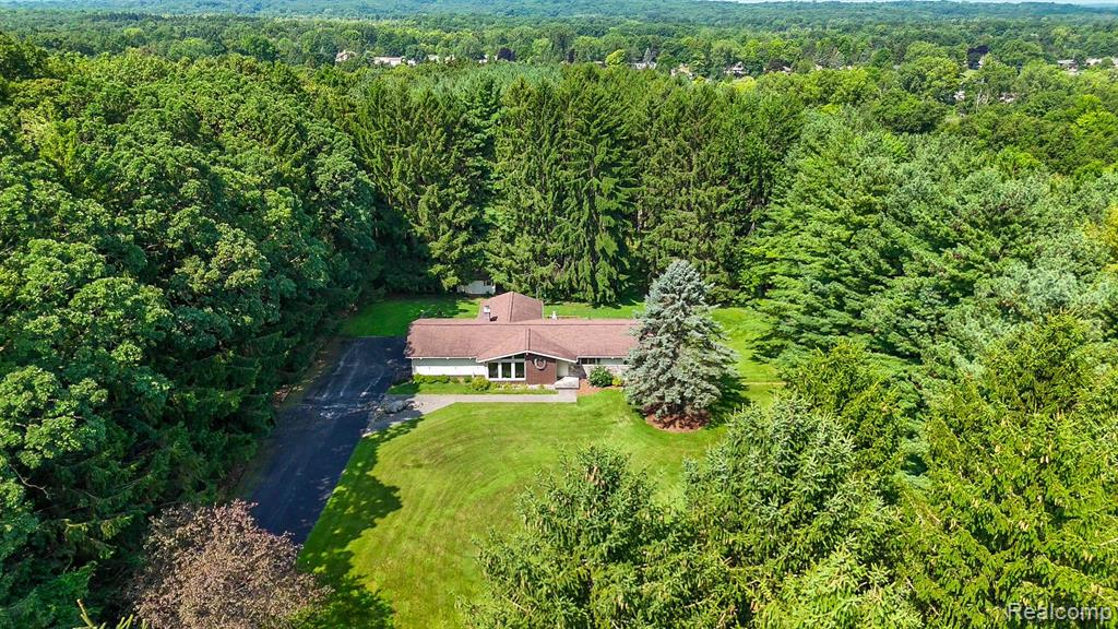 9245 PINE KNOB Road, Clarkston, MI 48348 — Photo 61