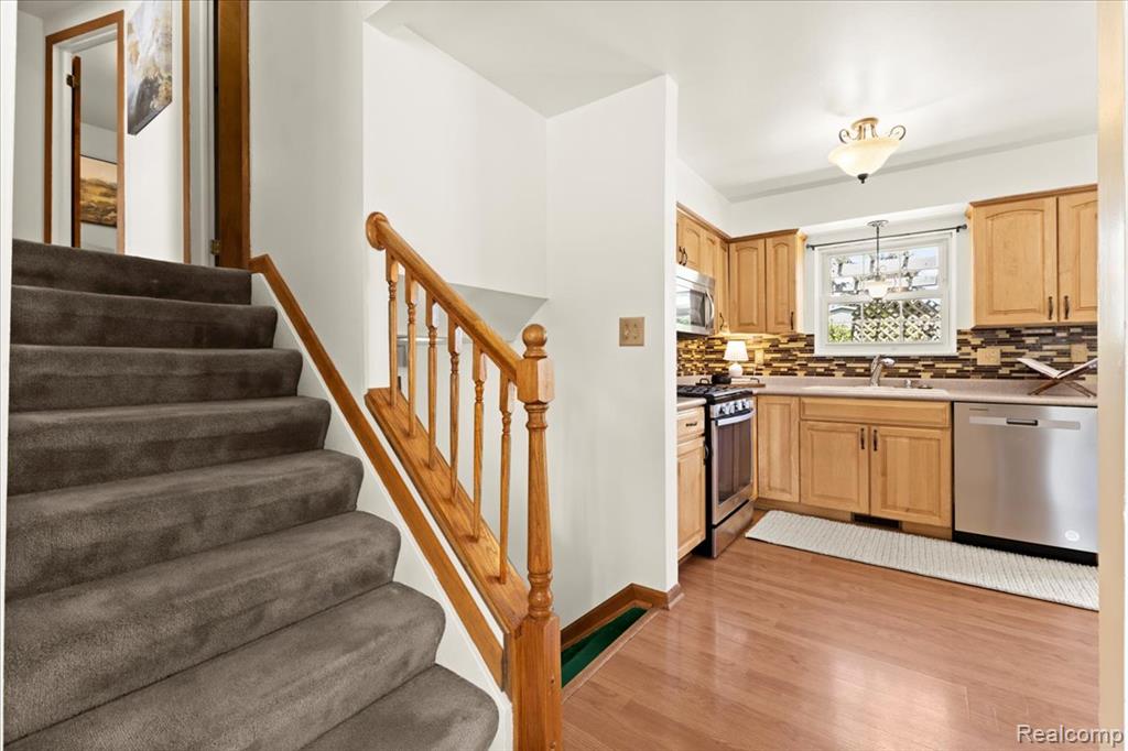 5516 Cleary Drive, Waterford, MI 48329 — Photo 10