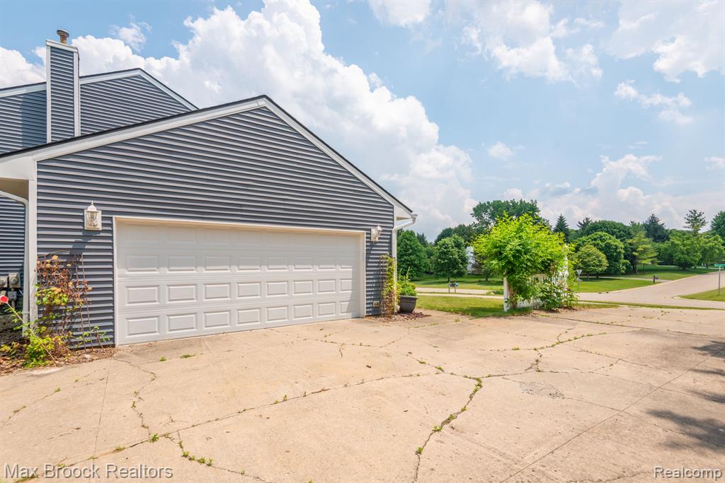 54320 BELCREST Drive, Milford, MI 48381 — Photo 43